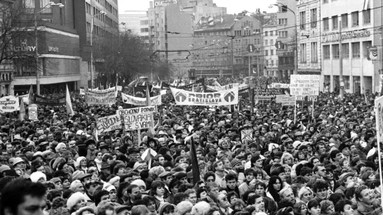 Biznis bráni sviatok, ktorý štát zrušil takmer po štvrťstoročí. Kto nechá 17. novembra ľudí doma?