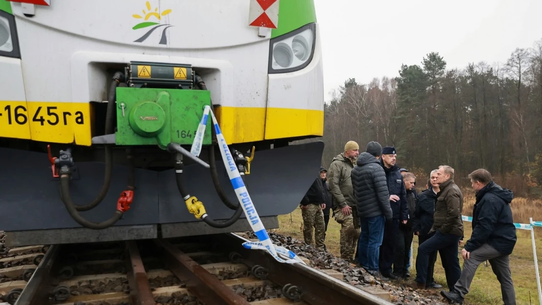 Sabotáž na poľskej železnici spravili Ukrajinci pracujúci pre Rusov, vraví poľský premiér