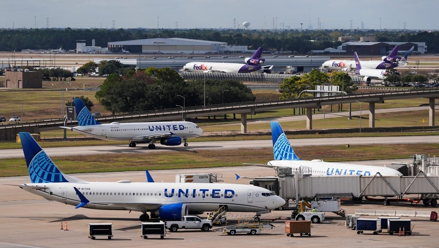 Lietadlá United Airlines a FedEx.