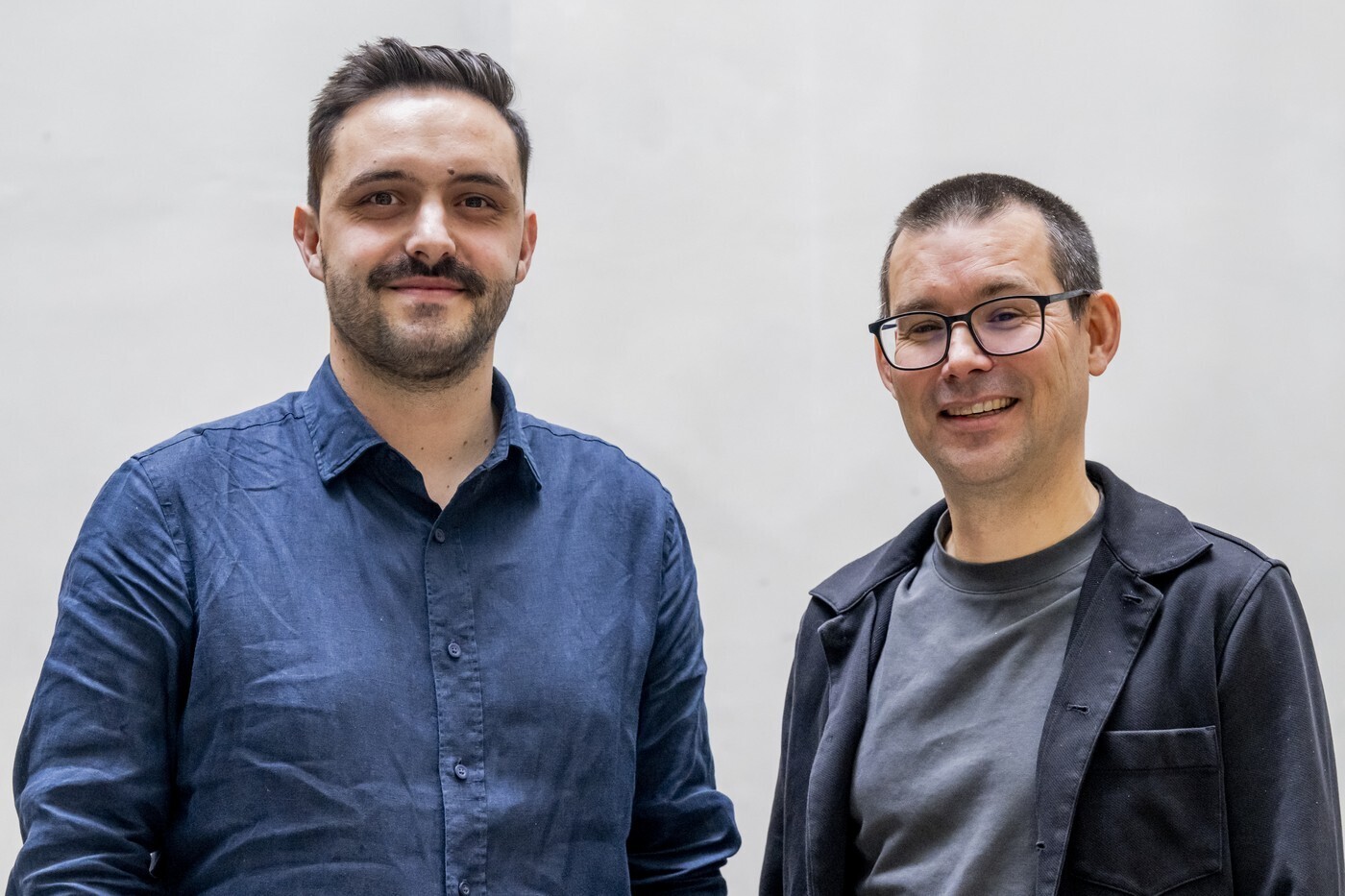 na snímke dvaja muži v košeliach