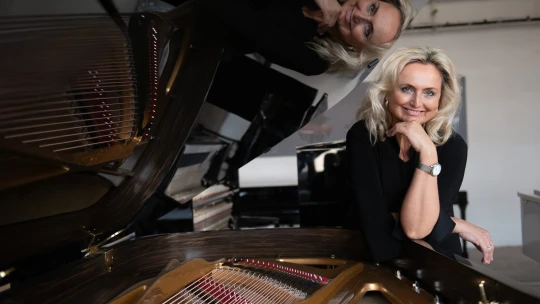 Komunisti im zobrali fabriku, no Baťov duch im zostal. Ako rodina Petrof už celé generácie vyrába svetové klavíry