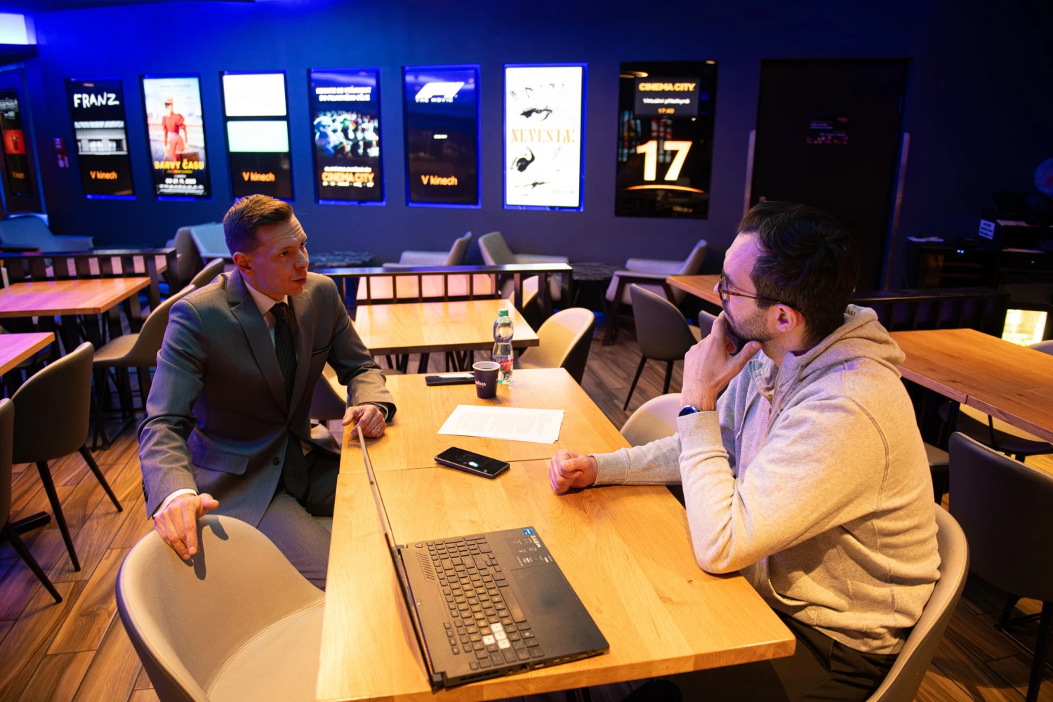 na snímke muž v obleku v kine