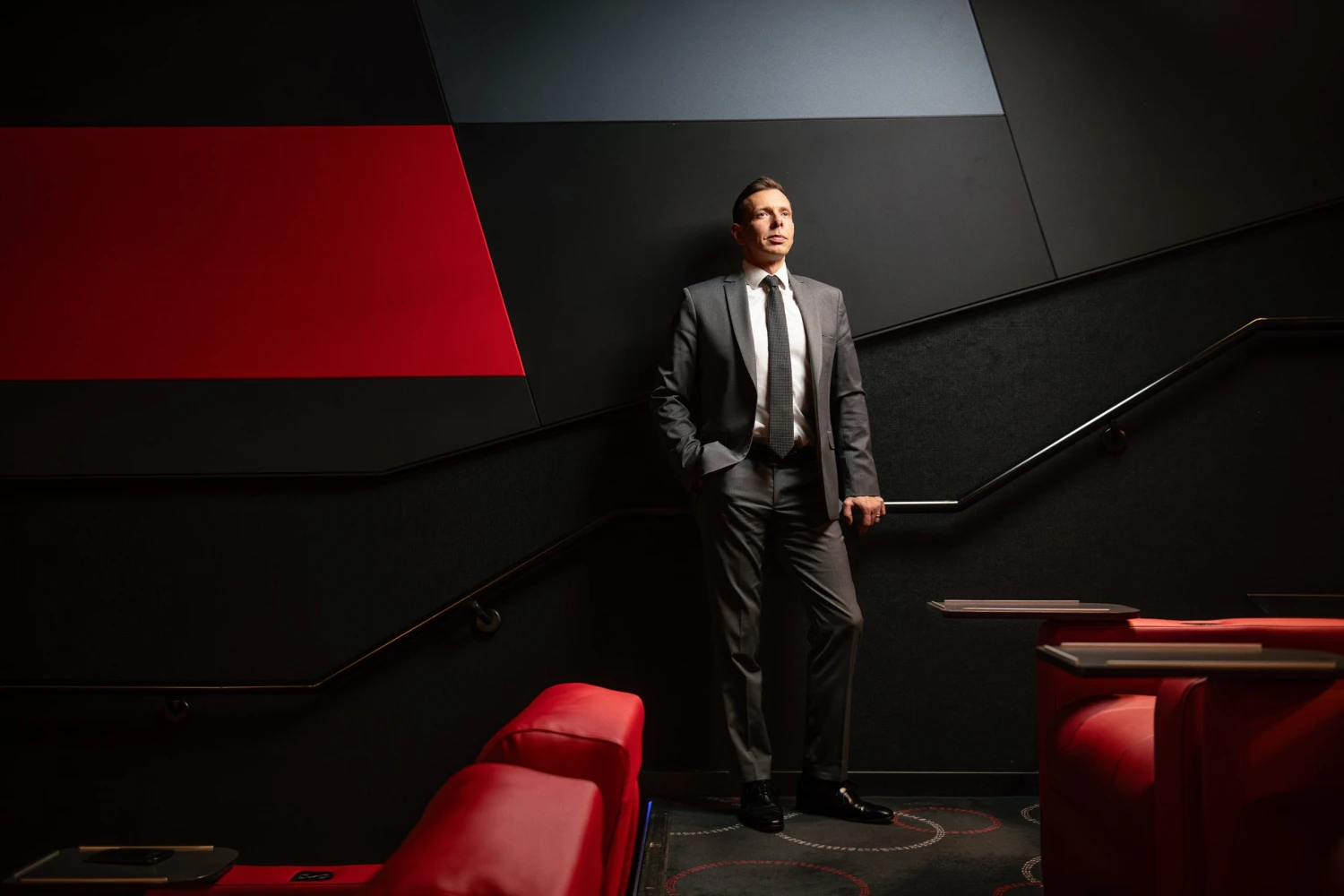 na snímke muž v obleku v kine