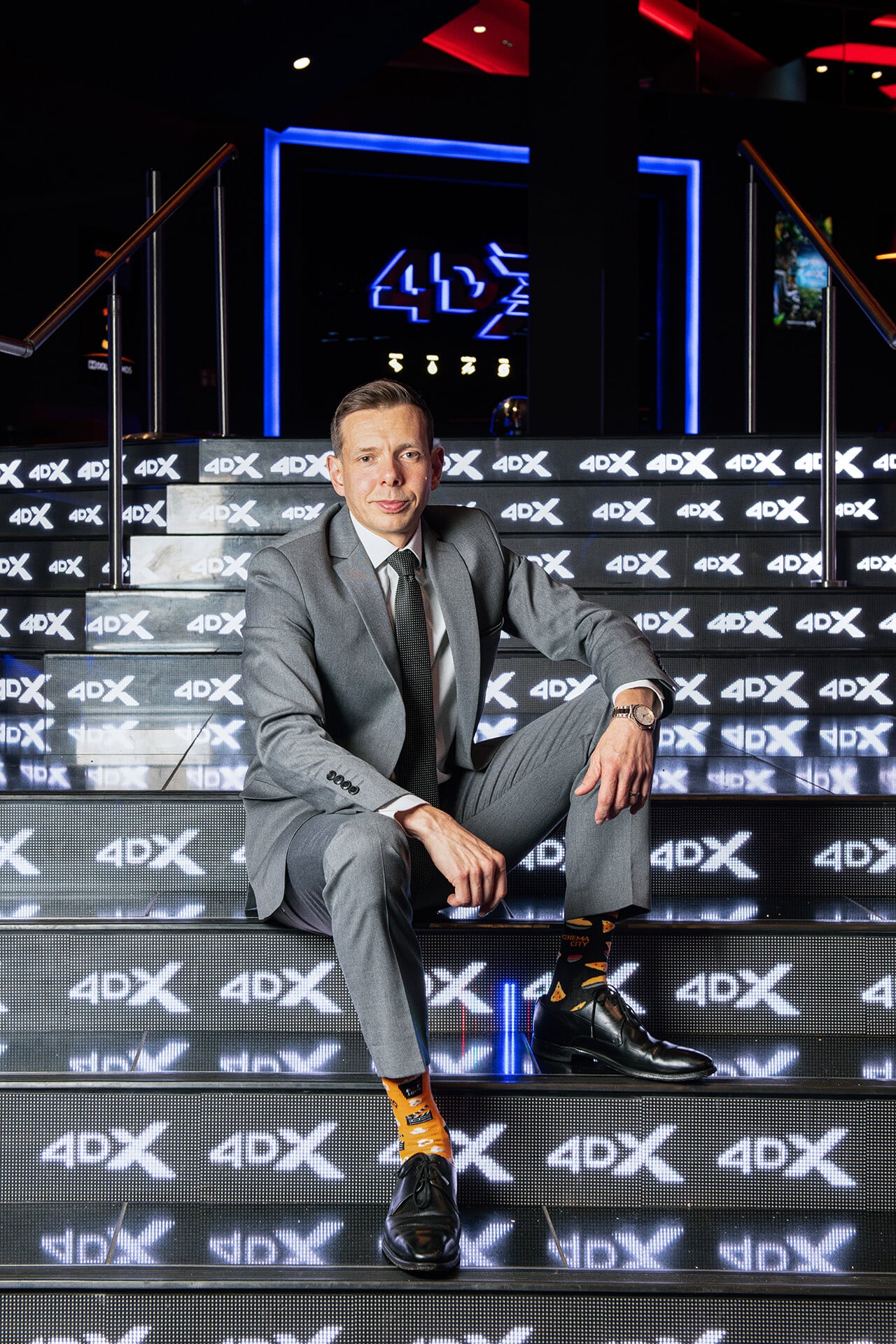 na snímke muž v obleku v kine