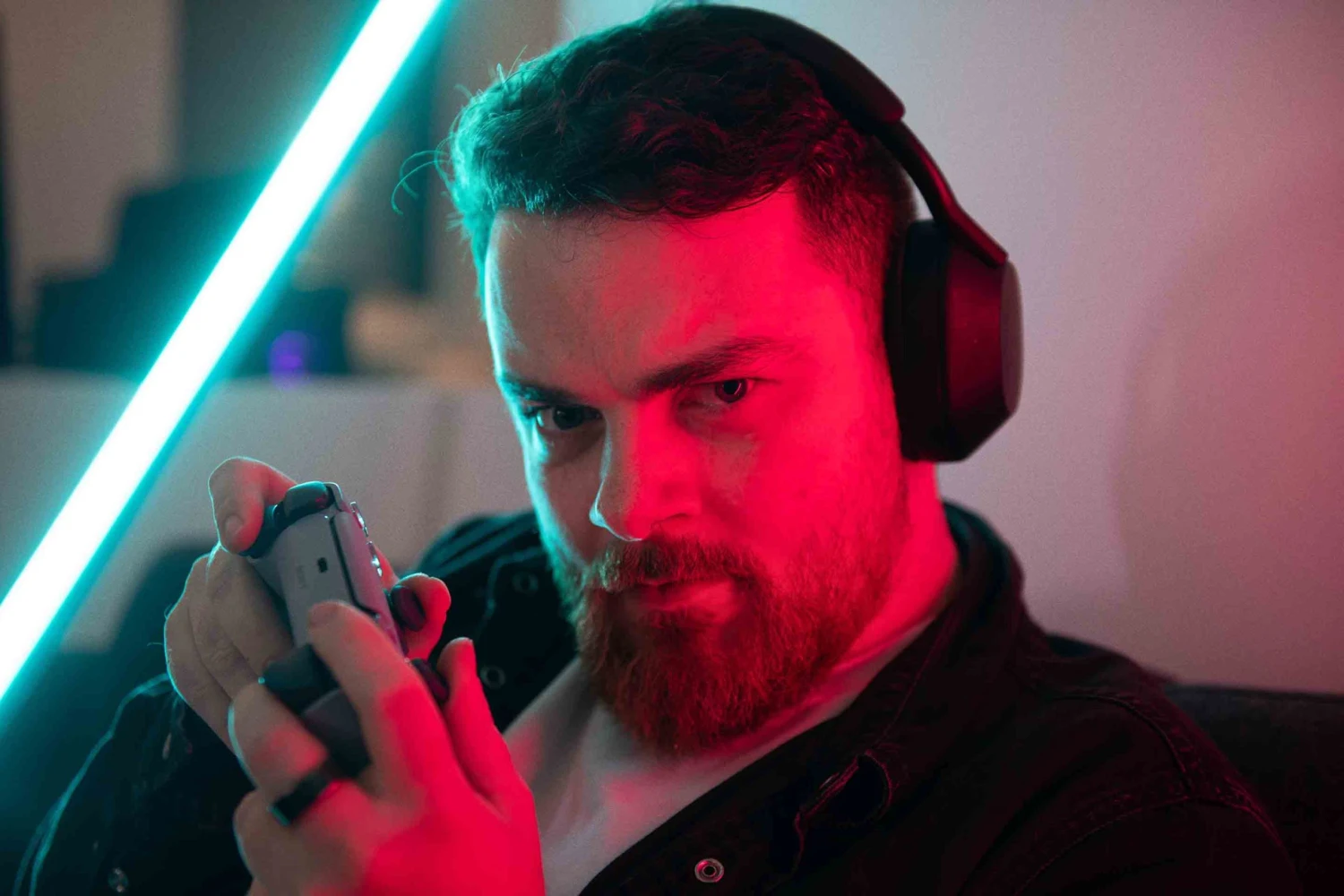 na snímke chalan s joystickom