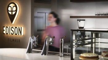 Nové butikové kino a kaviareň v srdci Bratislavy. Edison Filmhub otvoril svoje brány