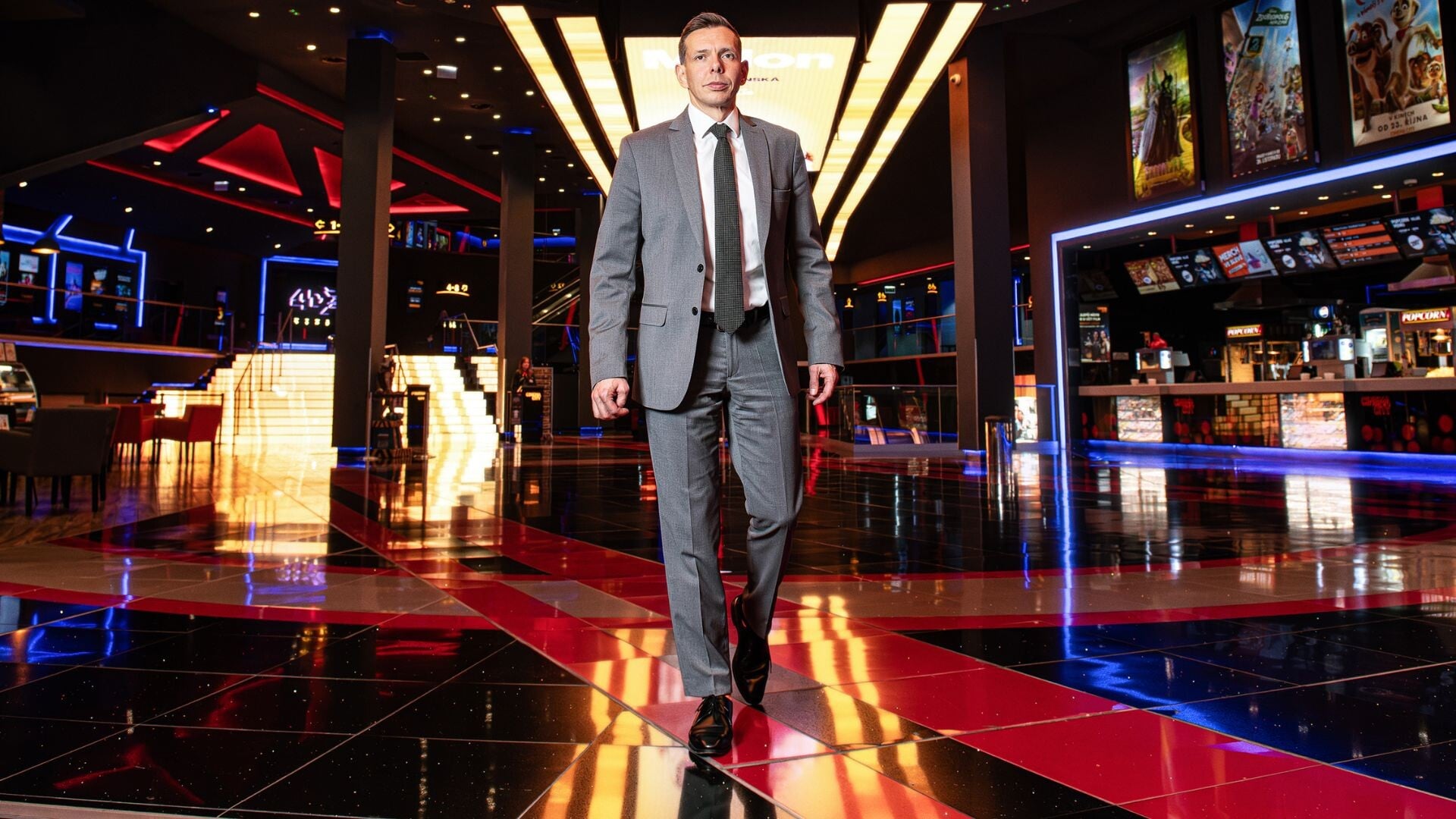 na snímke muž v obleku v kine