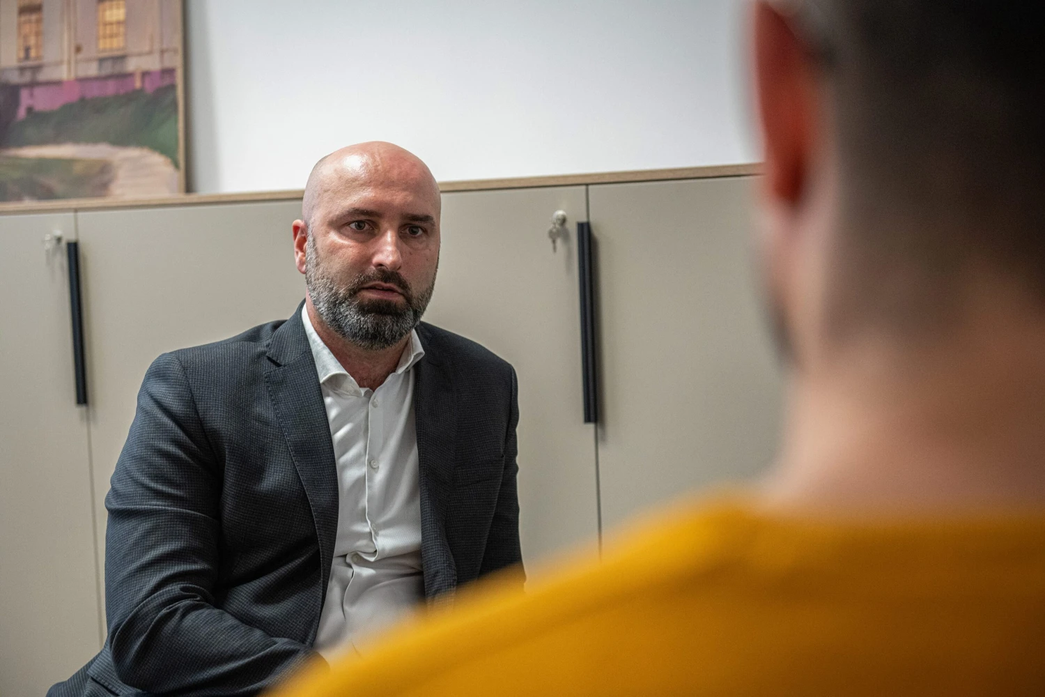 na snímke dvaja muži