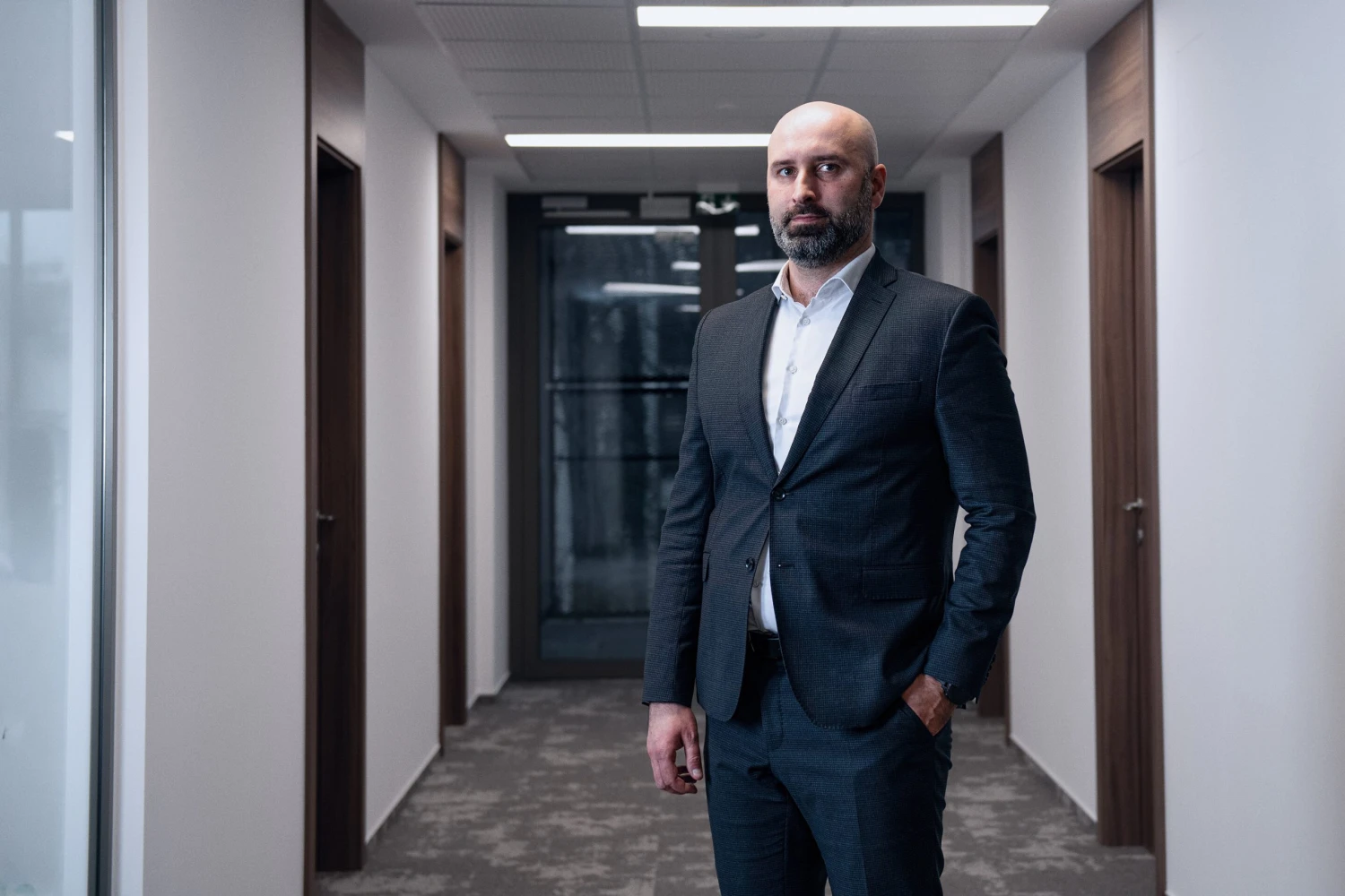 na snímke muž v obleku