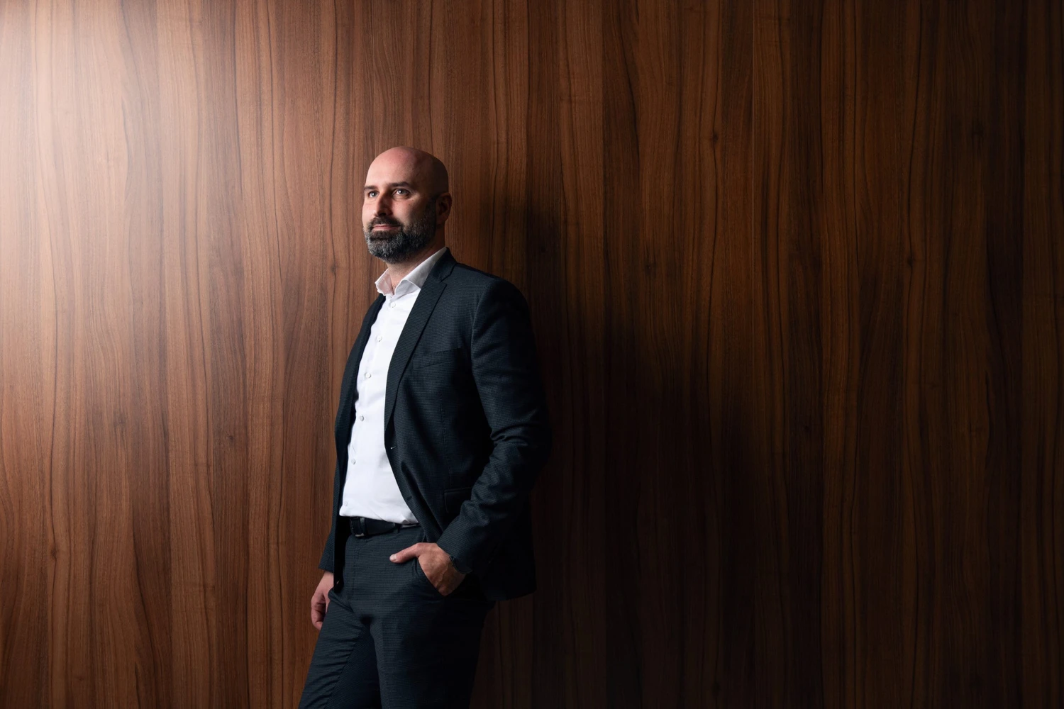 na snímke muž v obleku