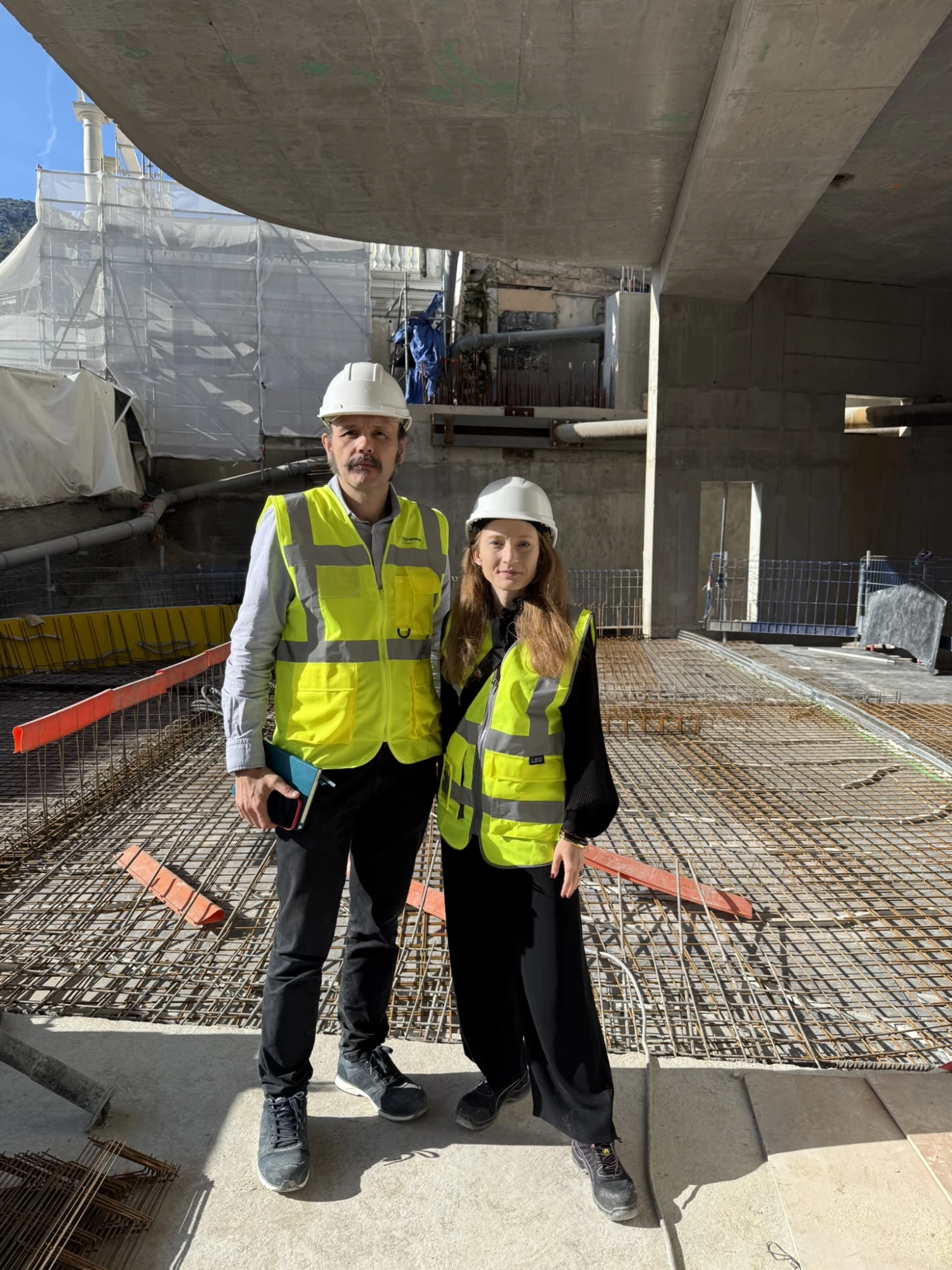 na snímke muž a žena na stavbe