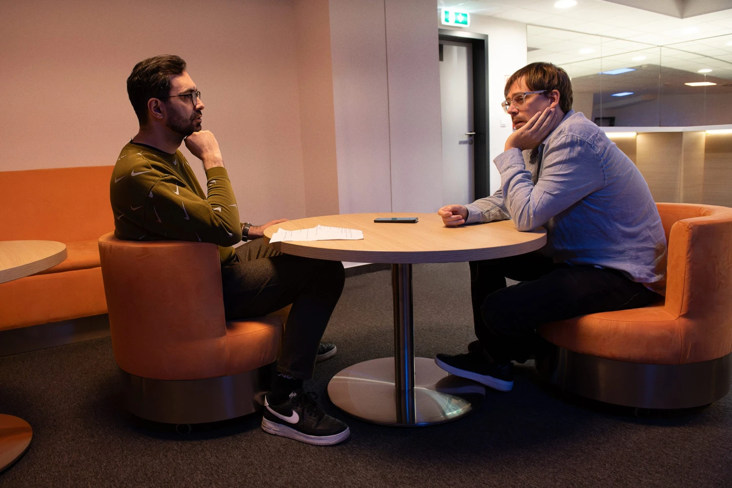 na snímke davaja muži