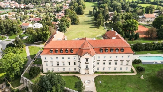 Na predaj je zámok po Baťovi. Nestihol si ho užiť, tesne po renovácii emigroval do USA