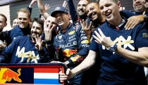 Je hviezdou Formuly 1. Zažil tituly s Maxom Verstappenom, ale aj smrť svojho jazdca