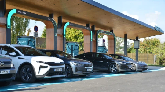 Rýchlo, lacno, pod strechou. Francúzsky startup chce zmeniť nabíjanie elektromobilov