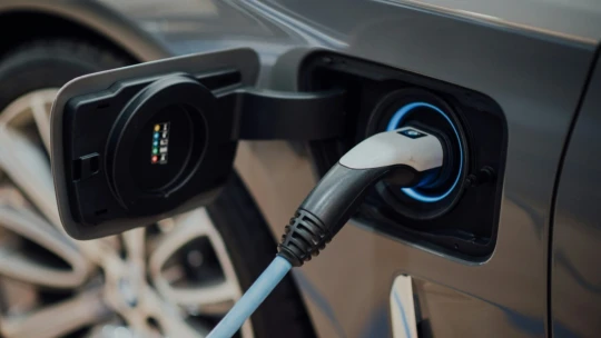 Brusel brzdí zákaz spaľovacích motorov. Ich výroba by mohla pokračovať aj po roku 2035