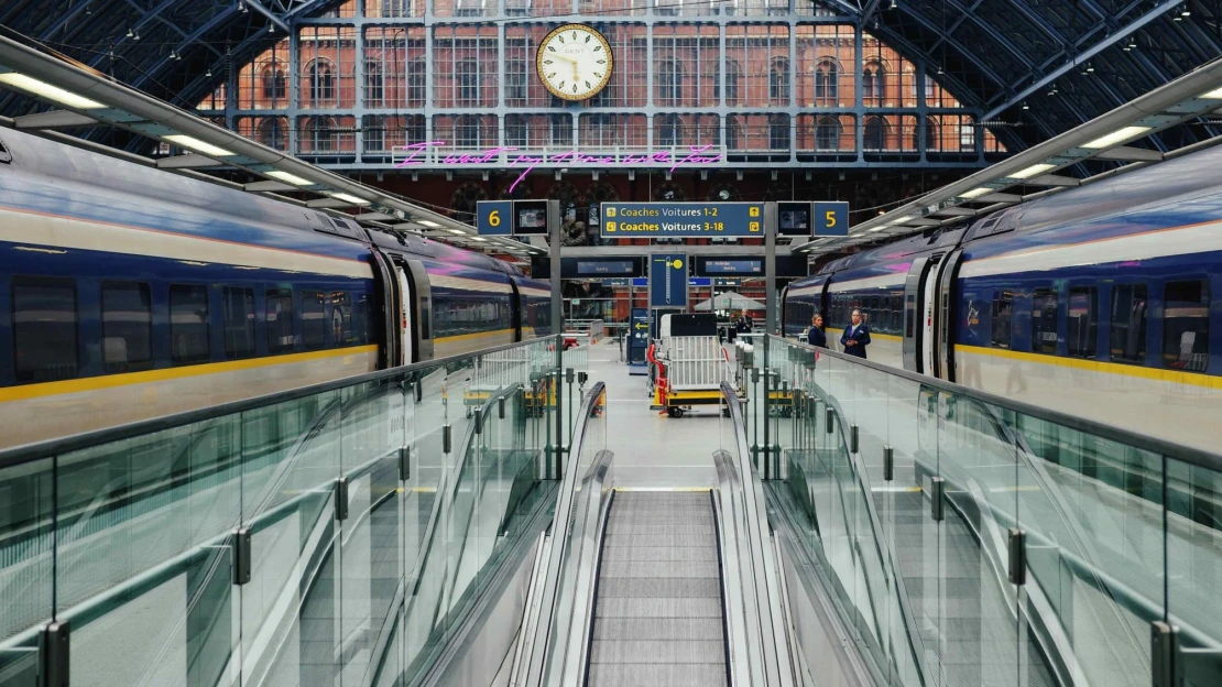 Problémy s elektrinou neprestávajú. Vlaky pod Lamanšským prielivom sa naplno rozbehnú až v noci