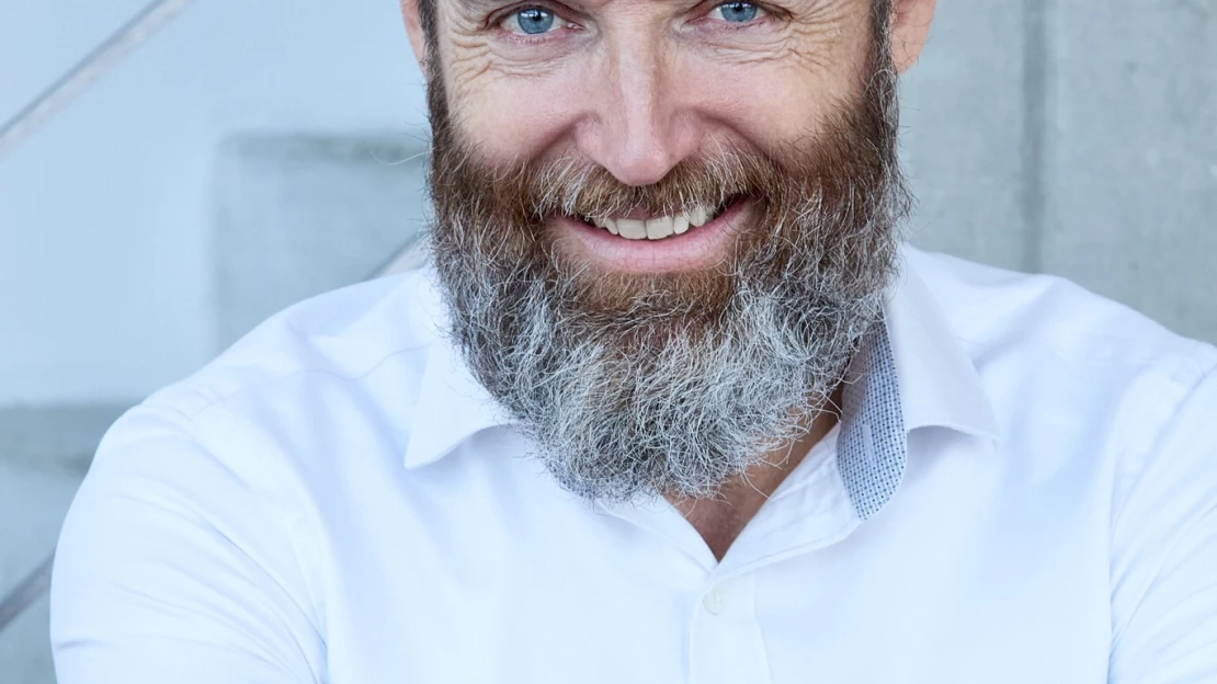 O prácu neprídete pre AI, ale pre ľudí. Desať myšlienok rektora a kybernetika o AI