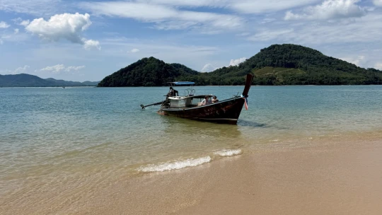 Ostrov Phuket má dve tváre. Tú hlučnú môžete obísť a objaviť miesto pokoja a histórie