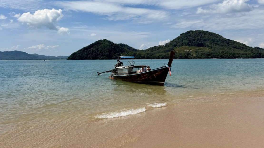 Ostrov Phuket má dve tváre. Tú hlučnú môžete obísť a objaviť miesto pokoja a histórie