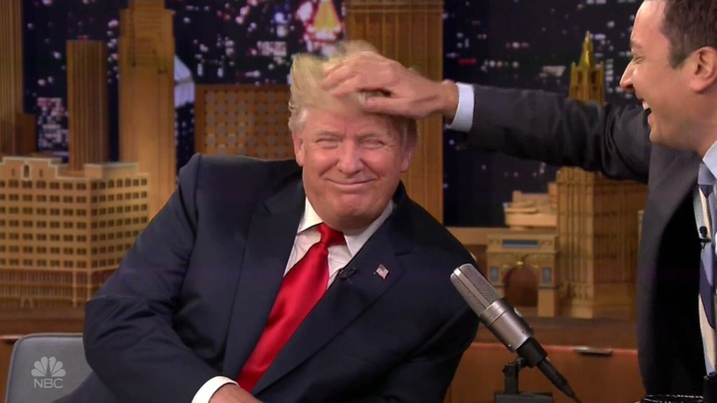 Na snímke Jimmy Fallon a Donald Trump. 