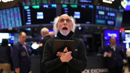 Strach z trhov mizne: Index VIX klesol, akcie rastú aj napriek konfliktu