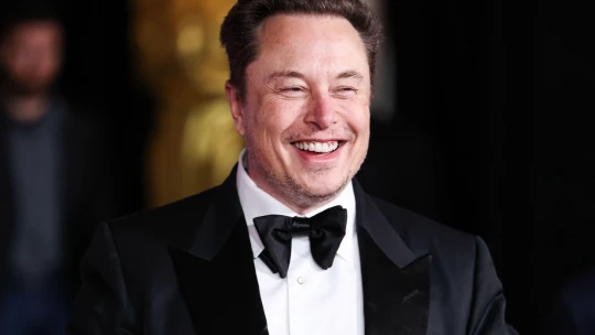 Musk reaguje na škandál a obmedzuje Grok na sieti X. Britský Ofcom pritvrdzuje dohľad