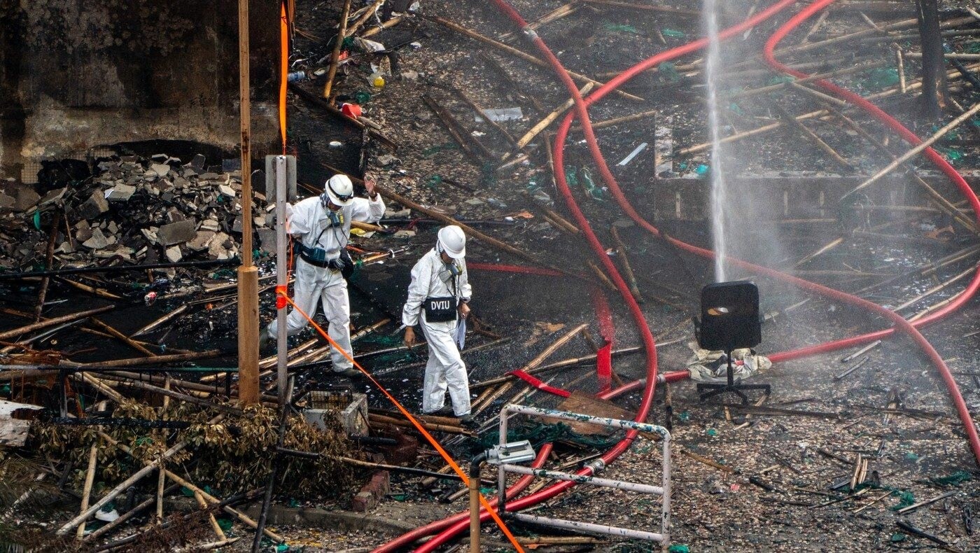 Na snímke záchranári na mieste požiaru.