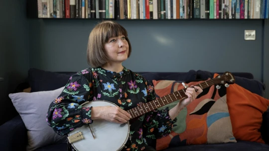 Fanúšik jej gratuloval k albumu, hoci žiadny nevydala. Streamy zaplavujú falošné piesne od AI