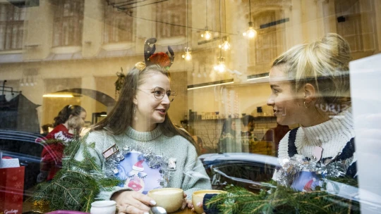 Na stretnutie trápnych vianočných svetrov prišli dnes desiatky ľudí