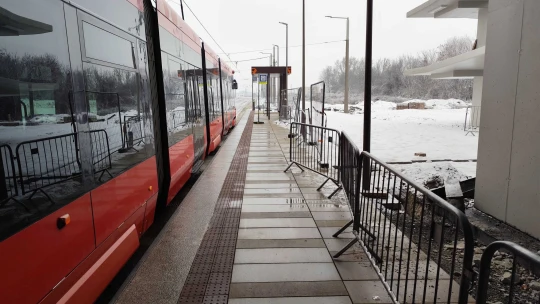 Petržalská električka polroka od spustenia? Plány, ale aj káble, robotníci či schody bez zábradlia