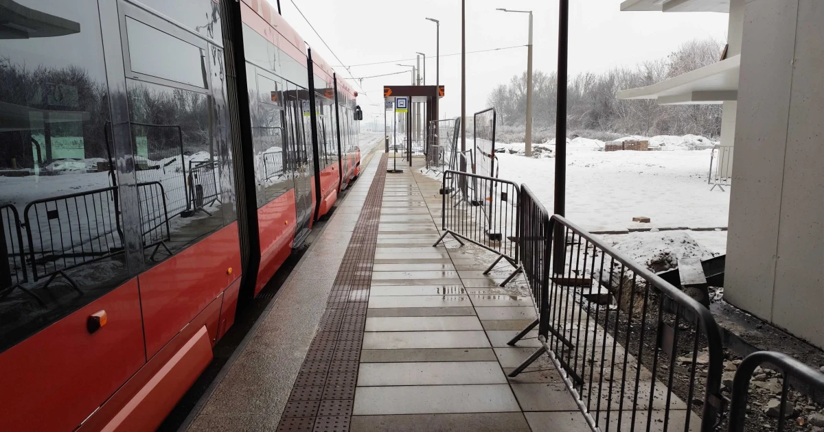 na snímke električka v Petržalke