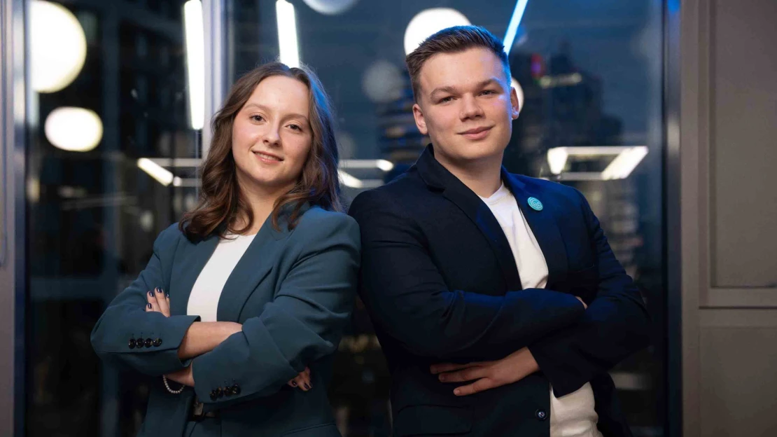 Chceli len cestovať. Dnes mladí aktivisti vzdelávajú tisíce žiakov a búrajú digitálne bariéry