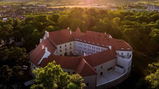Biznis aj história na Šimák Zámku v Pezinku. Podujatia tu majú nezabudnuteľnú atmosféru