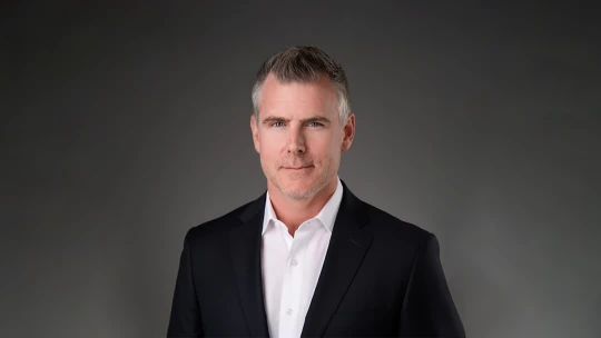 Investovaním nezarobíte, tvrdí multimilionár. Sedel vo väzení, dnes učí ľudí bohatnúť