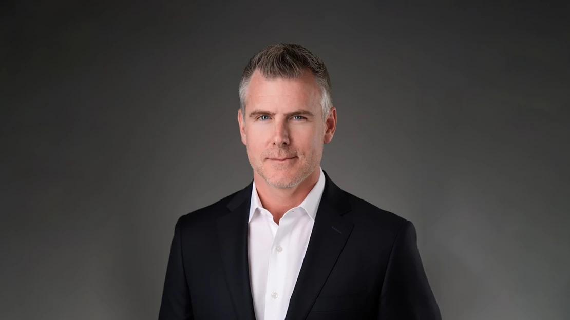 Investovaním nezarobíte, tvrdí multimilionár. Sedel vo väzení, dnes učí ľudí bohatnúť