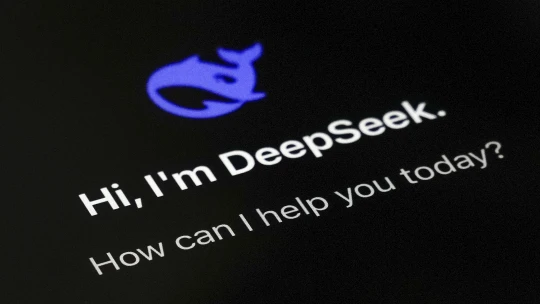 DeepSeek po roku. Čo tento čínsky nástroj skutočne priniesol svetu umelej inteligencie?