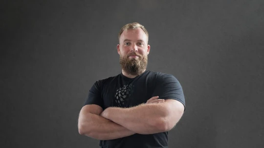 Stal sa milionárom pred tridsiatkou. Teraz dáva tri rady, ako zbohatnúť v roku 2026