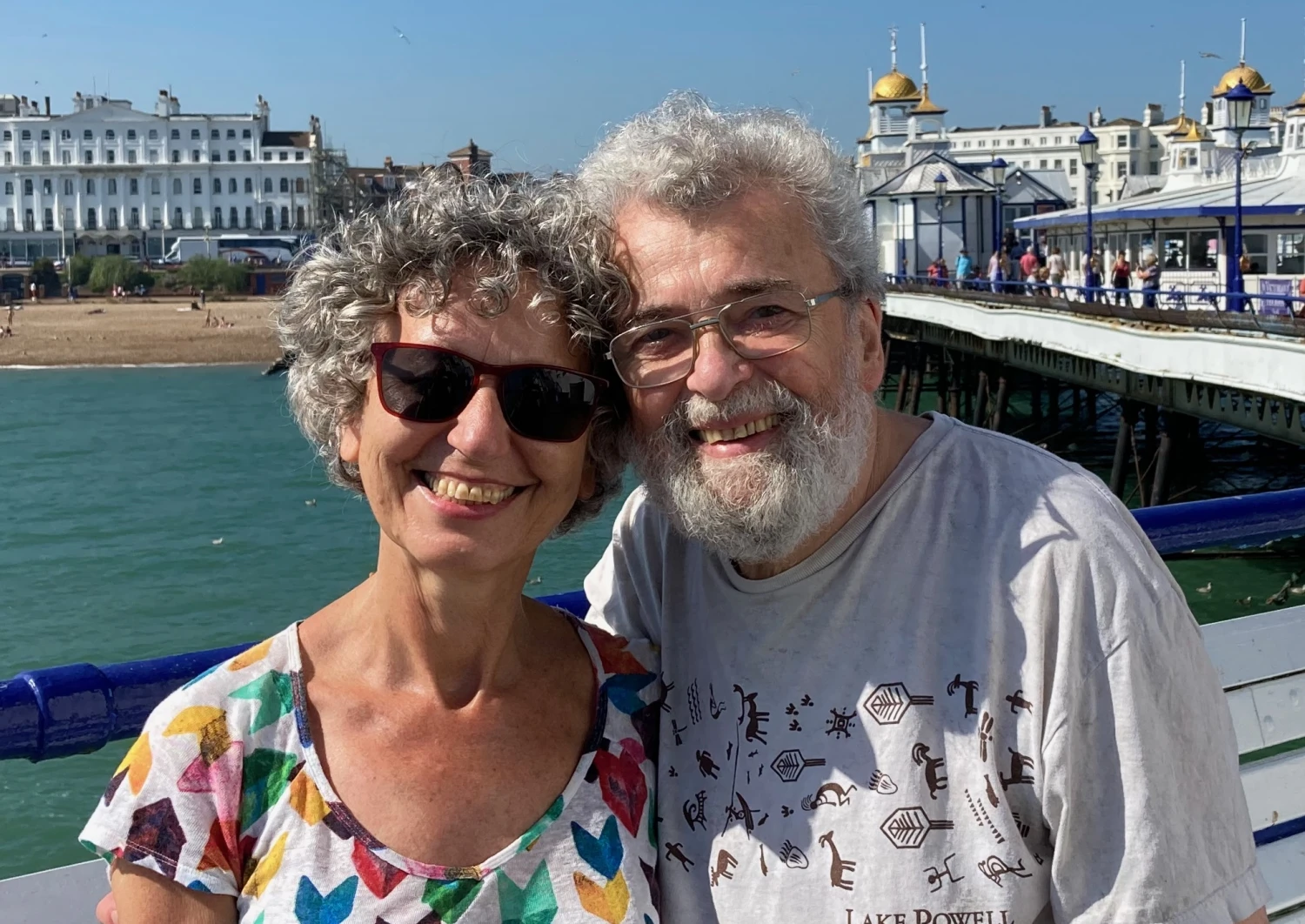 Júlia Sherwood s manželom v Eastbourne v roku 2023.