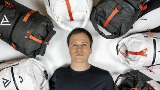 Má len jednu ruku. Jeho batohy a topánky však pomáhajú zdolať Everest