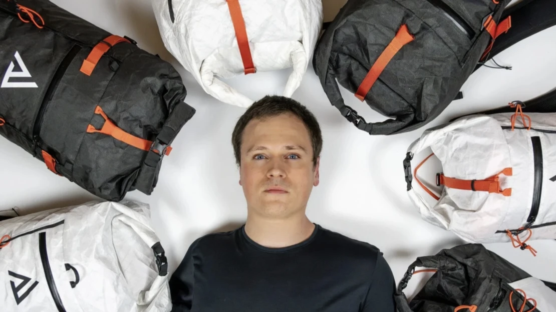 Má len jednu ruku. Jeho batohy a topánky však pomáhajú zdolať Everest