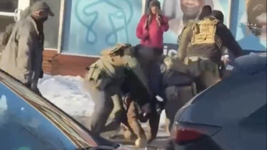 Federálni agenti v Minneapolise zabili ďalšieho človeka. Zastrelili muža, s ktorým zápasili