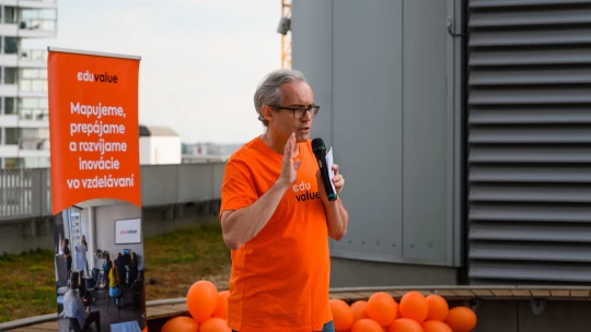 „Keby sme platy učiteľov dali ľuďom vo firmách, nedokázali by držať krok so svetom,“ hovorí šéf Eduvalue