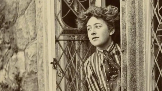 Zabila desiatky ľudí a svetu dala dve mená, ktoré pozná každý. Agatha Christie tiež zažila detektívku