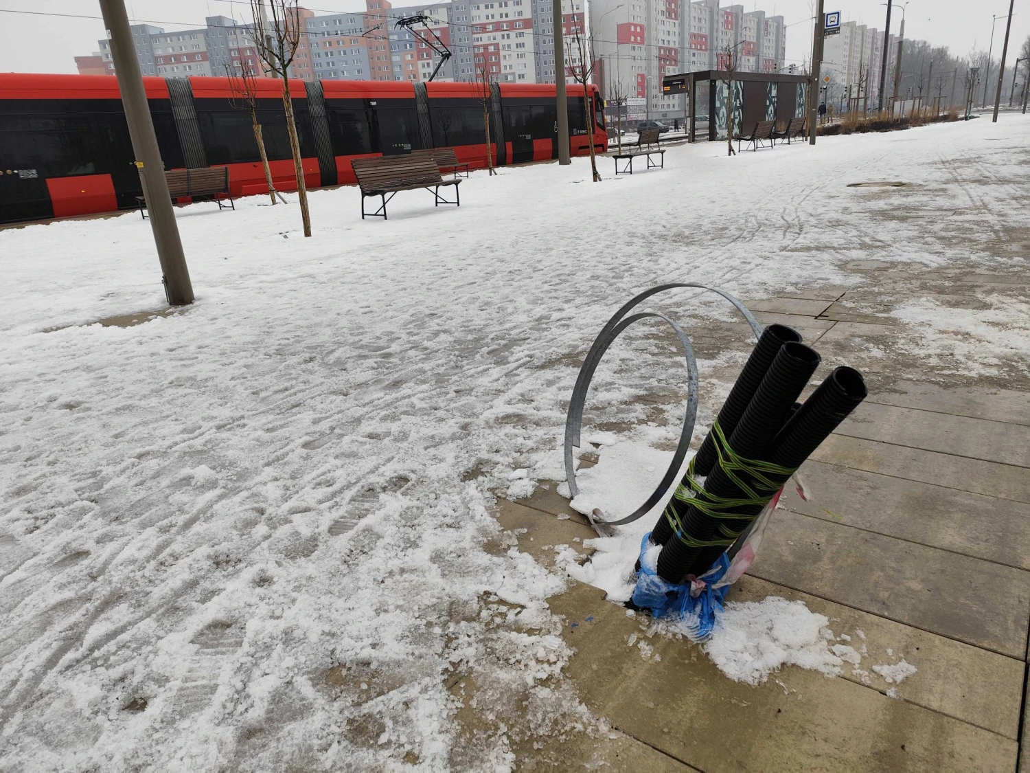 na snímke kábel trčiaci zo zeme