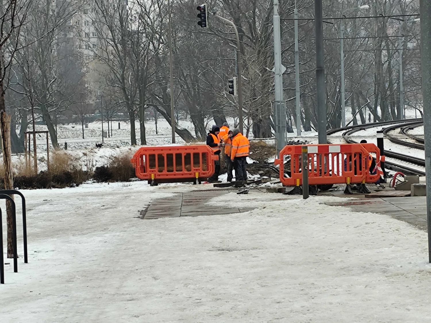 Na snímke robotníci