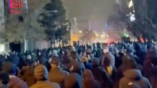 Nepokoje v Iráne v otázkach a odpovediach. Hrozí krajine americký útok?