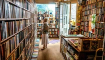 Drahšie knihy, menej čitateľov. Konsolidácia a nové platformy menia knižný trh na Slovensku