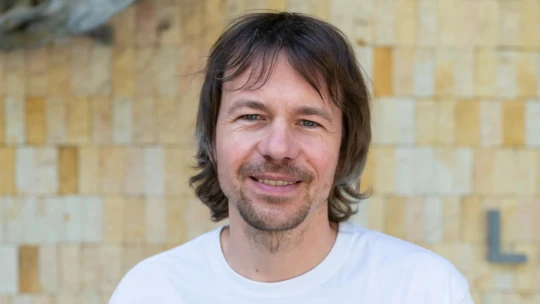 Mikrobióm ovplyvňuje náladu aj stres. Čo urobiť, aby sa zlepšil? Strčte ruky do hliny, hovorí vedec