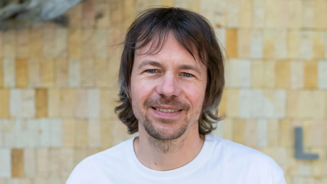 Mikrobióm ovplyvňuje náladu aj stres. Čo urobiť, aby sa zlepšil? Strčte ruky do hliny, hovorí vedec